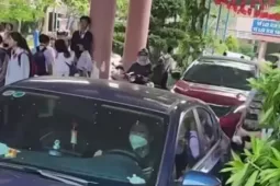 Giáo dục - du học - Phụ huynh bức xúc khi nhiều ô tô chạy trong sân trường lách giữa 'rừng' học sinh
