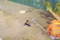 Tin tức trong ngày - Phó Trưởng Công an xã ở Bắc Ninh lặn gần 2m phá khóa cứu hai mẹ con giữa lũ dữ