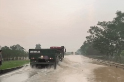 Tin tức trong ngày - VIDEO: Cao tốc Hà Nội - Thái Nguyên ngập sâu, hạn chế xe di chuyển