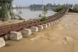 Tin tức trong ngày - Lũ cuốn trôi nền đường sắt Hà Nội - Thái Nguyên