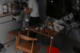 Bạn trẻ - Cuộc sống - Ông nội dùng bật lửa làm đồ chơi gây tai nạn cho cháu, cộng đồng mạng bức xúc