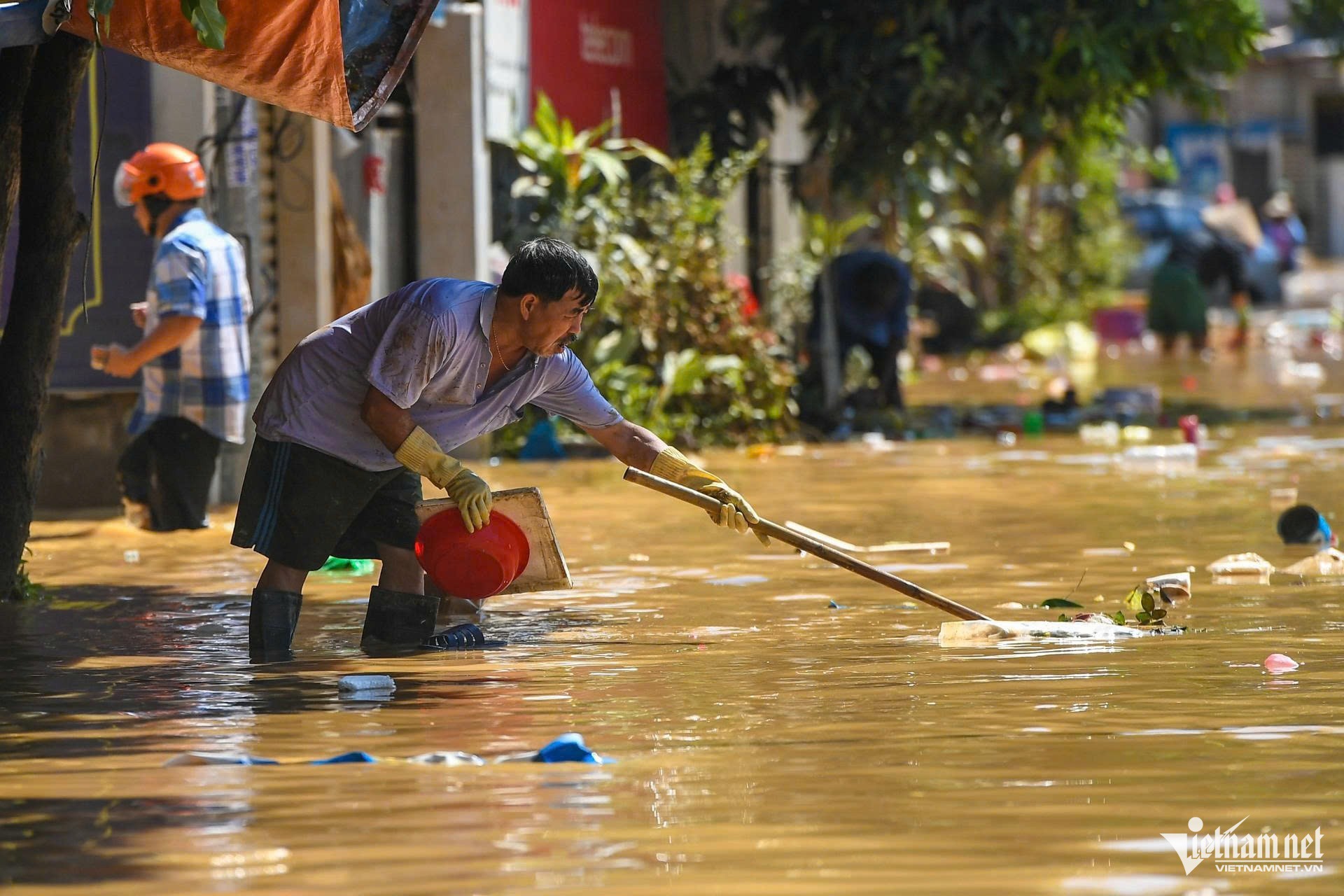 Đi tránh lũ về, mở cửa vào nhà, người dân Thái Nguyên sững sờ với cảnh trước mắt - 6