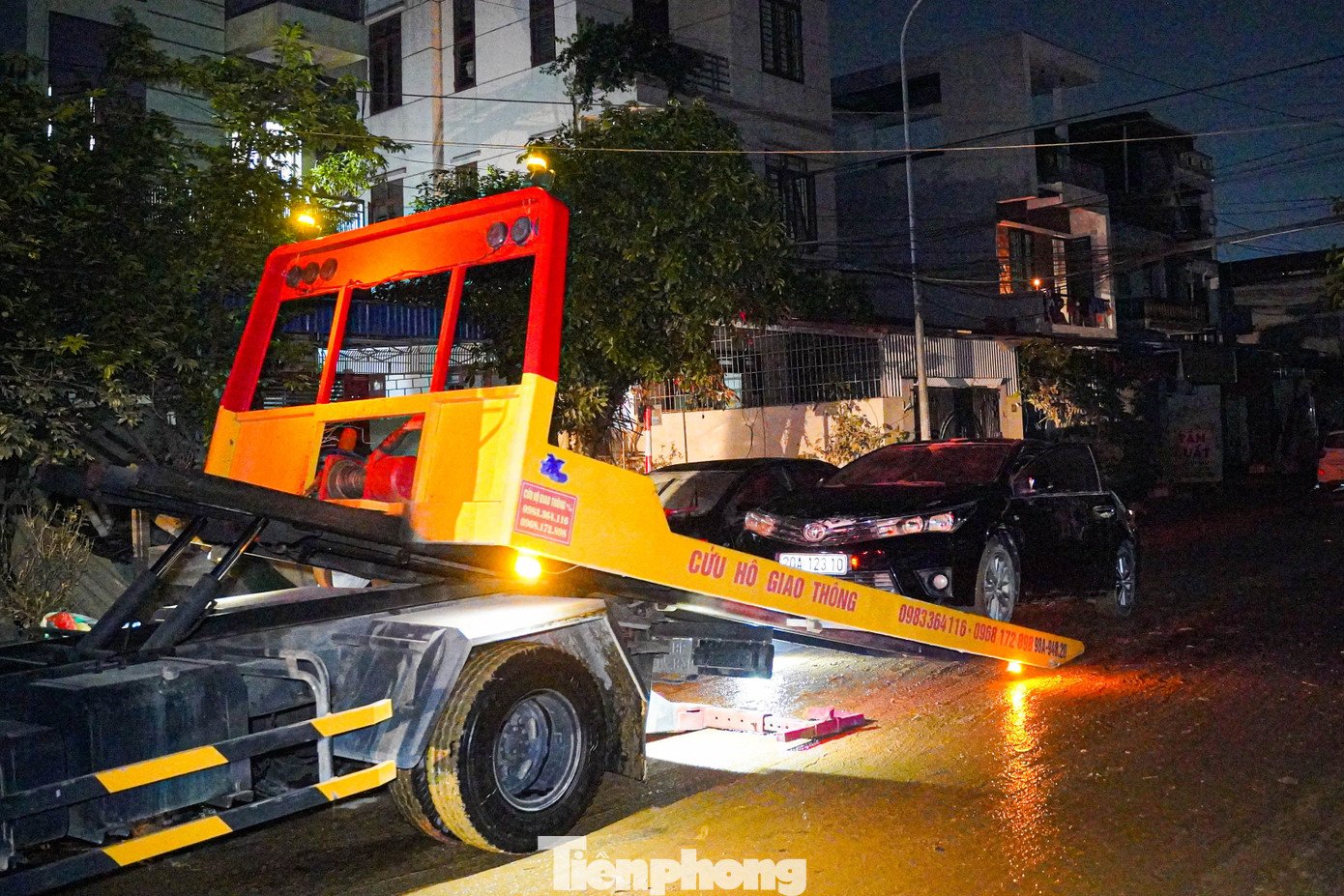 Ô tô ngập khắp phố, cứu hộ Thái Nguyên trắng đêm ‘vớt’ xe sau lũ - 6