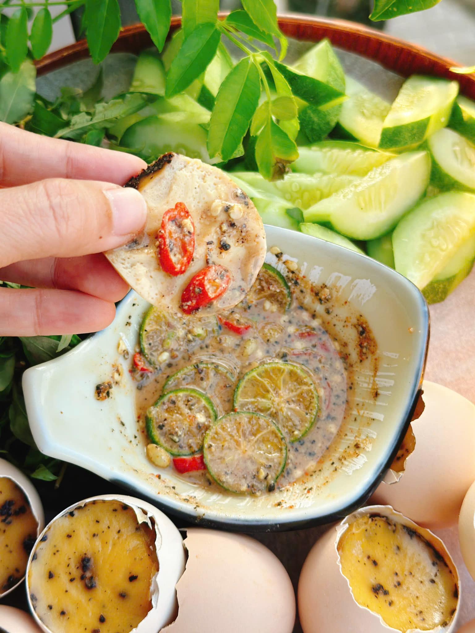 Trứng nướng ăn kèm rau răm, dưa chuột rất hợp, không bị ngán.