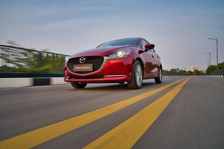 Giá xe Mazda2 niêm yết và lăn bánh tháng 10/2025