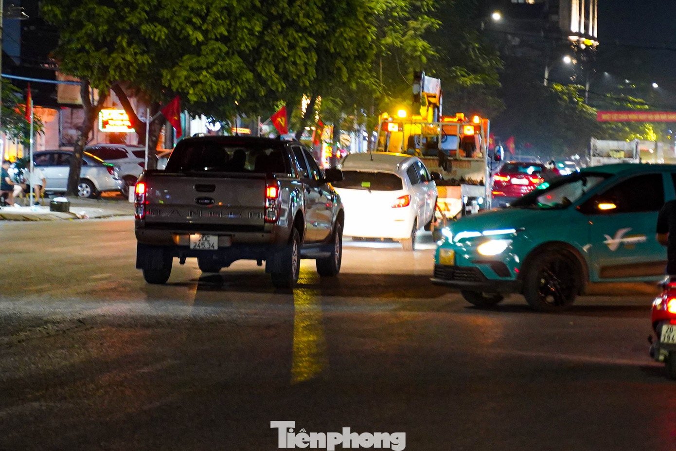 Ô tô ngập khắp phố, cứu hộ Thái Nguyên trắng đêm ‘vớt’ xe sau lũ - 11