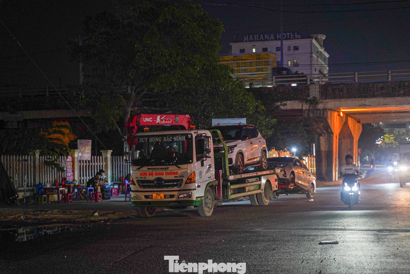Ô tô ngập khắp phố, cứu hộ Thái Nguyên trắng đêm ‘vớt’ xe sau lũ - 12