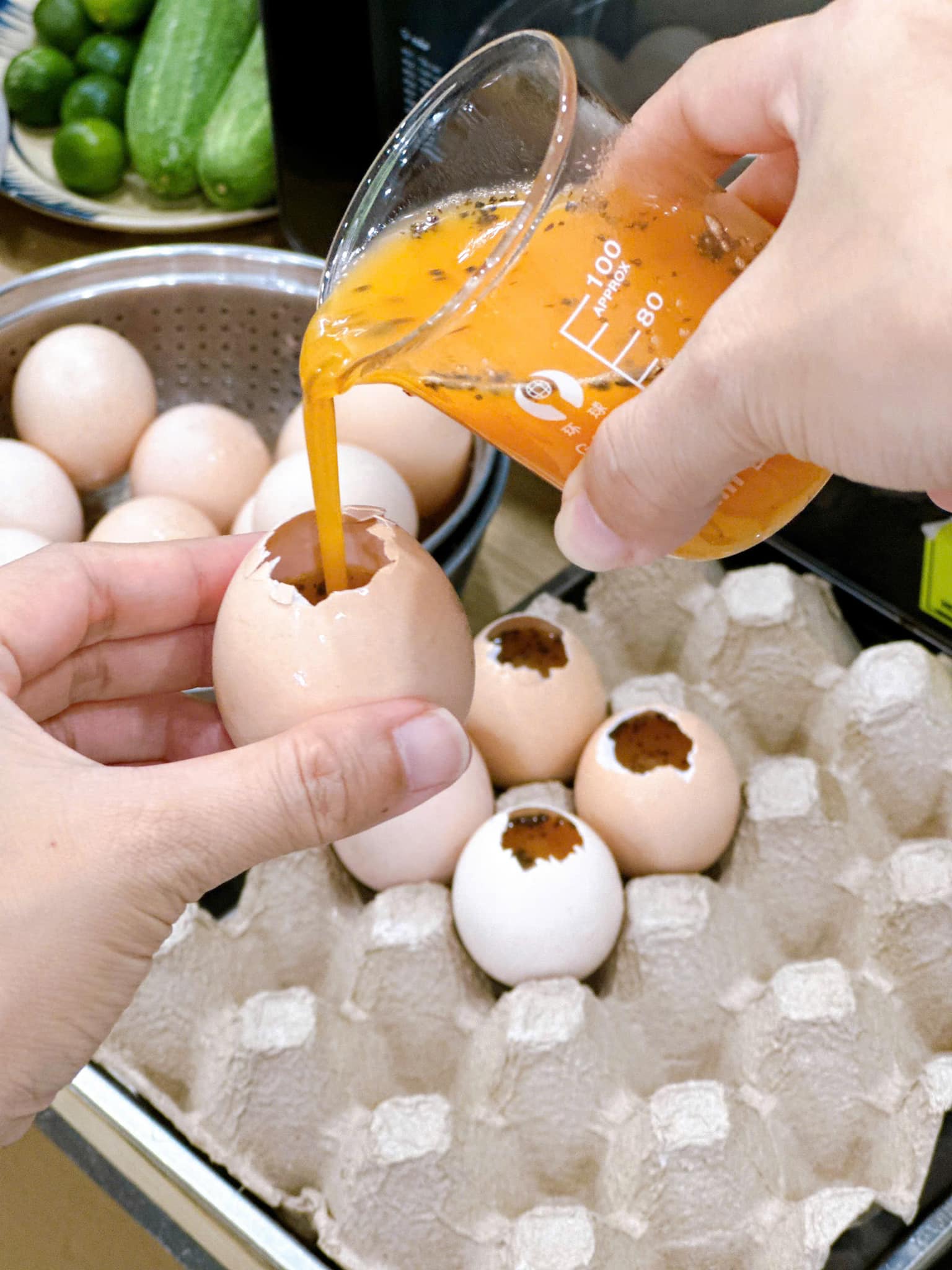 Trộn đều nước mắm, hạt nêm, đường với tô trứng. Lọc qua rây rồi cho hạt tiêu vào khuấy đều, rót ngược lại vào vỏ trứng. Lưu ý không rót quá đầy vì trứng chín sẽ nở.