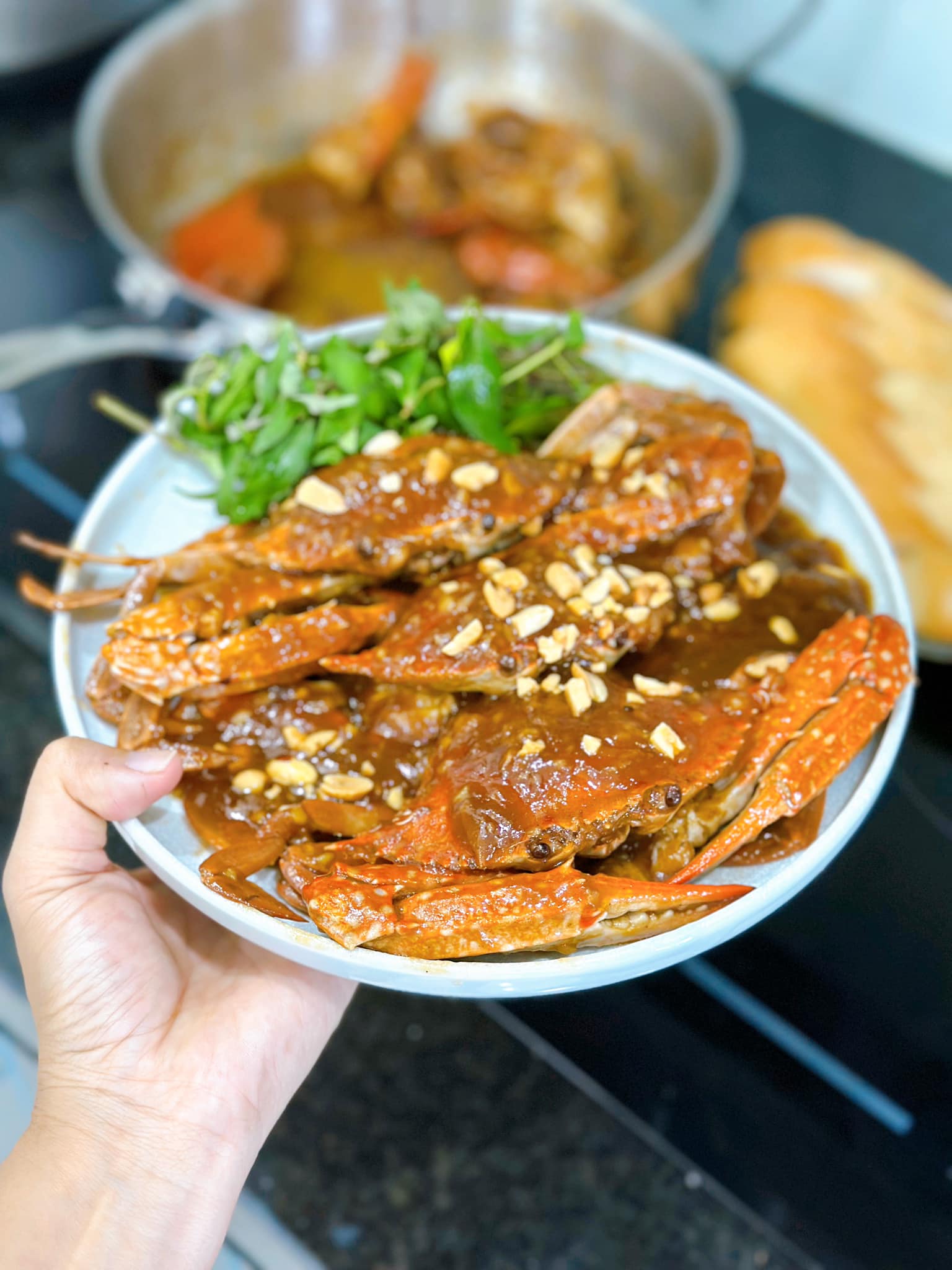 Cho ghẹ ra đĩa cùng rau răm, rắc thêm đậu phộng rang là hoàn thiện món ăn siêu hấp dẫn.