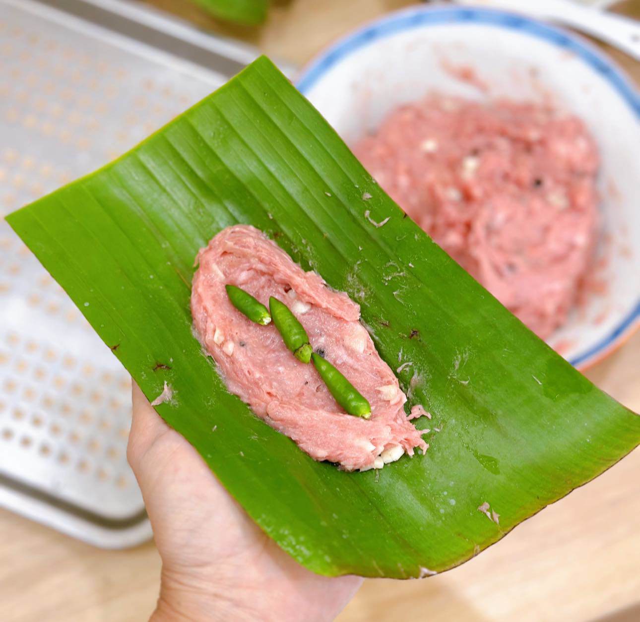 - Trộn đều các nguyên liệu, gói trong lá chuối.