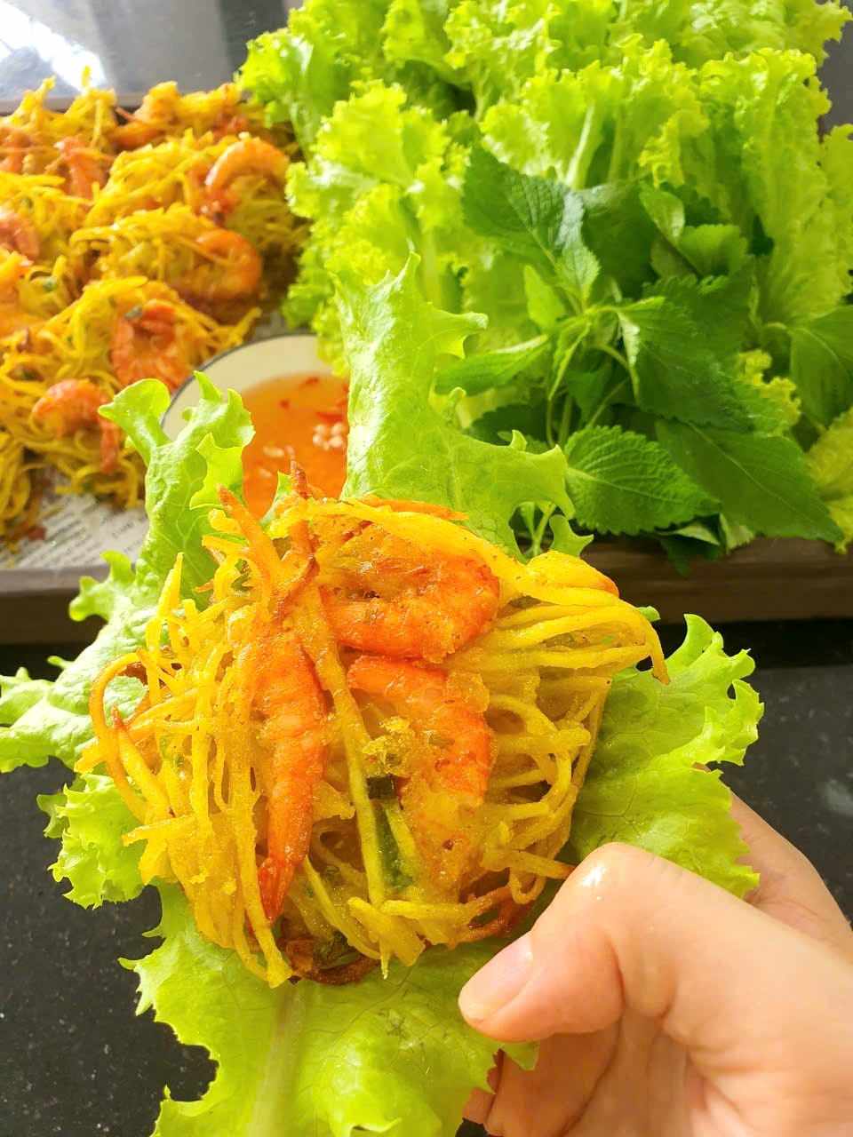Bánh tôm khoai lang giòn rụm, ăn kèm rau sống chấm nước mắm chua ngọt siêu ngon!