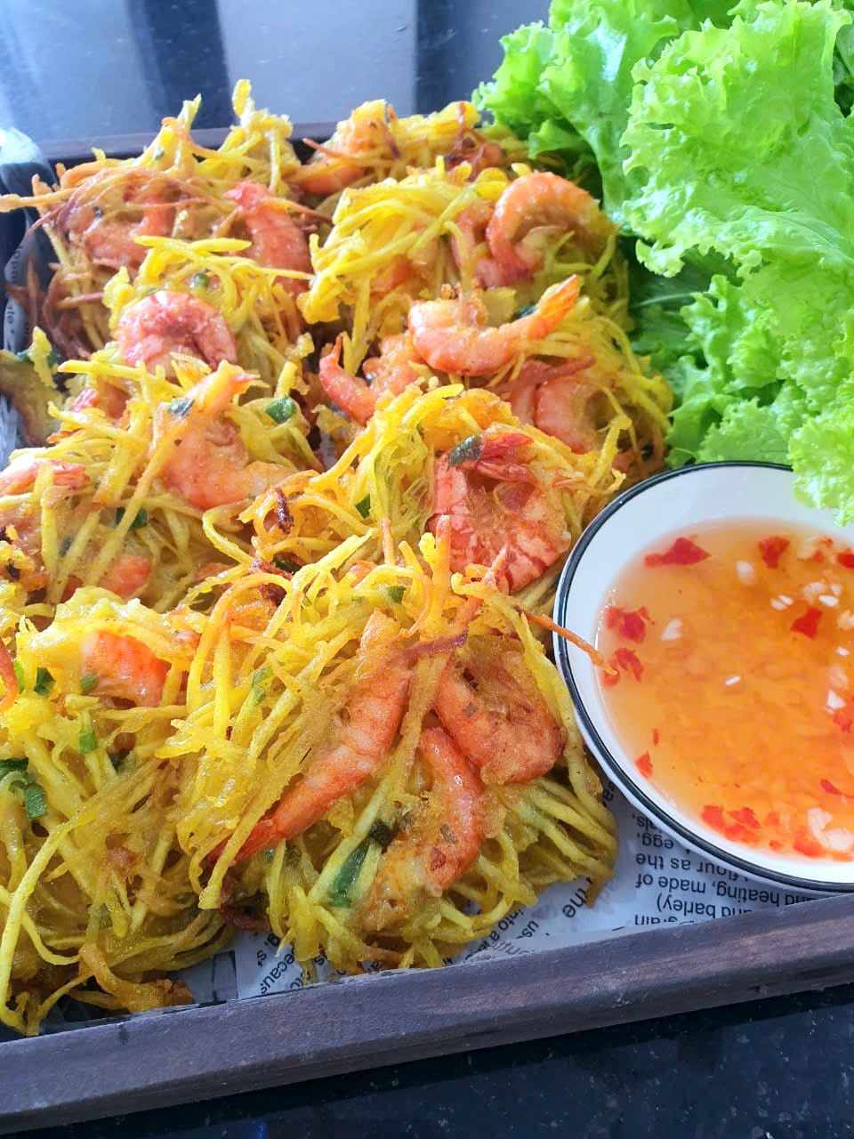 Công thức pha nước mắm chua ngọt: 2 muỗng nước mắm, 2 muỗng đường, 4 muỗng nước lọc, 1/2 muỗng nước cốt chanh, khuấy đều rồi cho tỏi ớt băm nhuyễn vào.