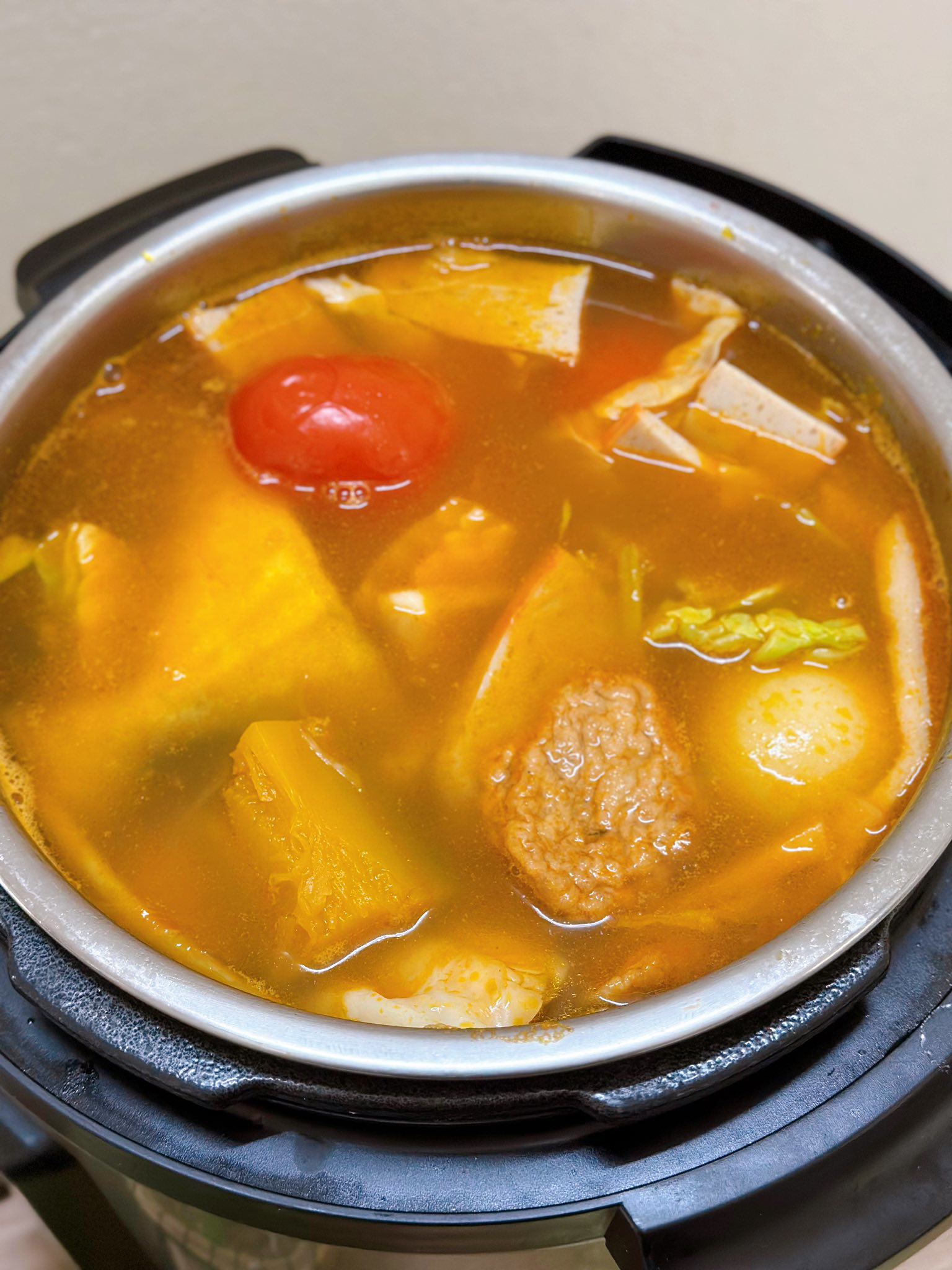 Giã 1 ít tỏi ớt khi nào ăn thì cho vào.