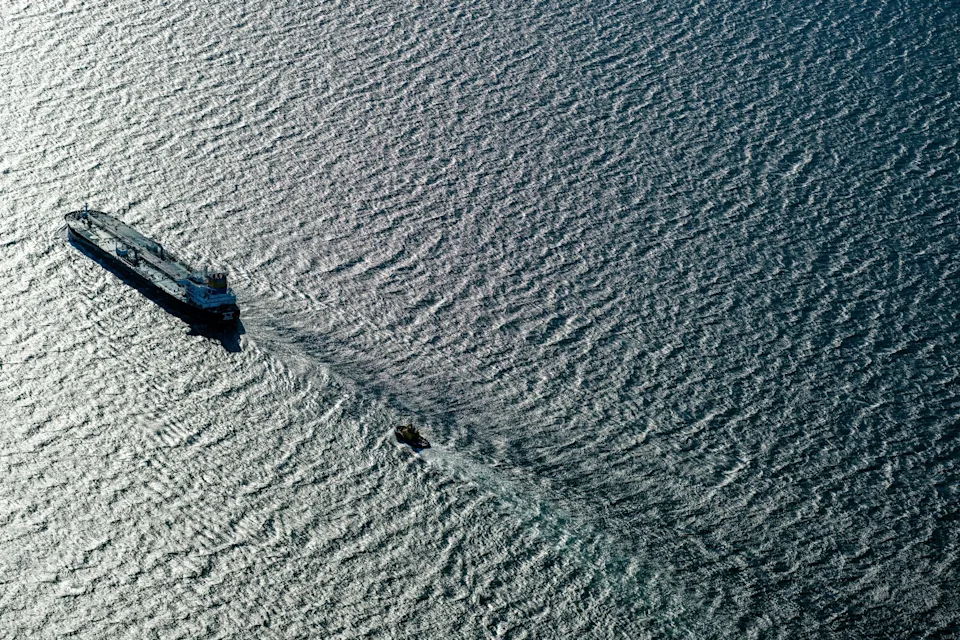 Một tàu chở dầu được một tàu kéo hộ tống trên eo biển Juan de Fuca giữa tiểu bang Washington và British Columbia, gần Victoria, British Columbia, Canada. 