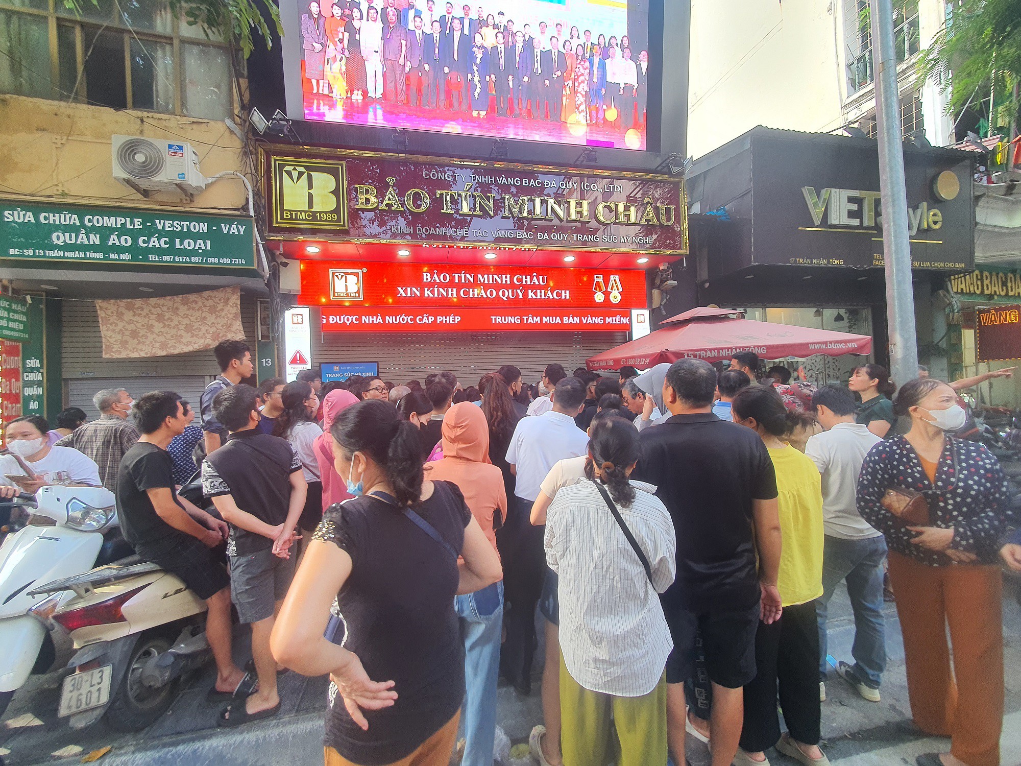 “Tôi đến cửa hàng vàng trên phố Cầu Giấy để lấy số từ 3 giờ 30 phút sáng nay nhưng đến giờ cửa hàng thông báo không giao dịch nên đi lên đây. Dân cứ đứng chắn hết lối đi, không ra không vào được lại còn cãi nhau loạn lên thì ai người ta bán cho. Thôi đi về mai ra vậy”, một người đi mua vàng nói.