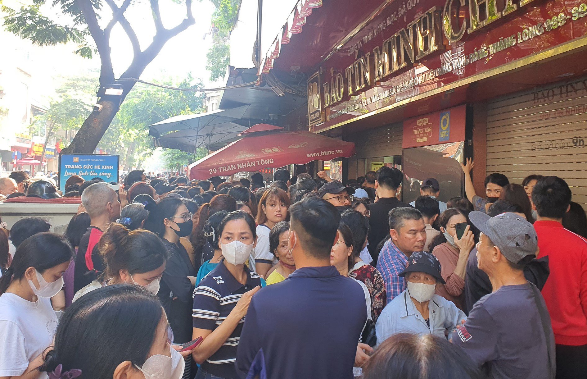 Cũng không thể chịu được&nbsp; không khí ngột ngạt và chật chội, bà Nhài (Hoàng Mai, Hà Nội) vừa thở hổn hển vừa chen ra.