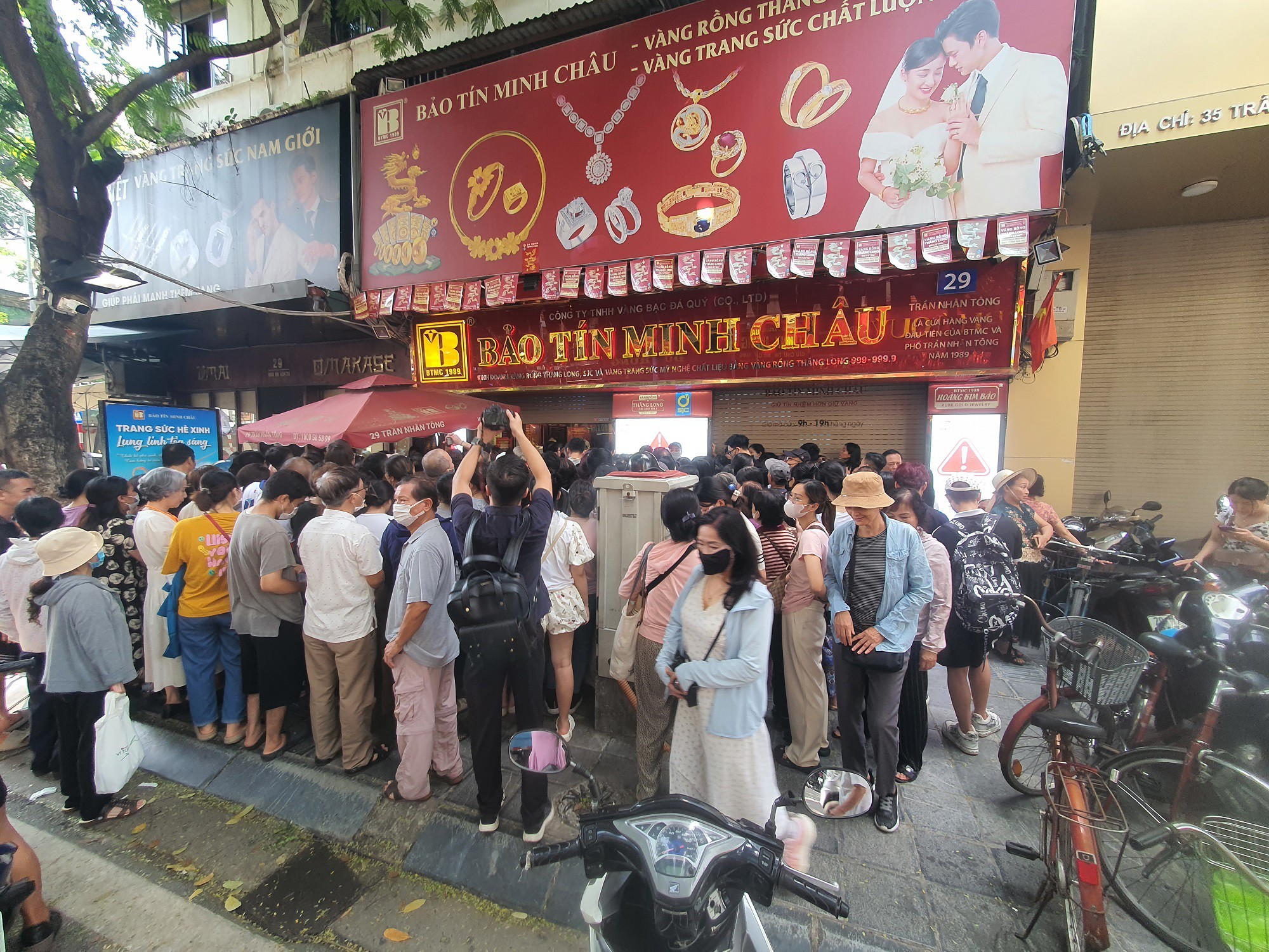 “Tôi từ bến xe nước ngầm lên đây mua vàng. Có mấy trăm triệu mà đi mãi không mua hết tiền. Thôi, không mua hôm này mua hôm khác, đông quá tôi sợ khéo dẫm cả lên nhau thì chết”, bà Nhài nói.