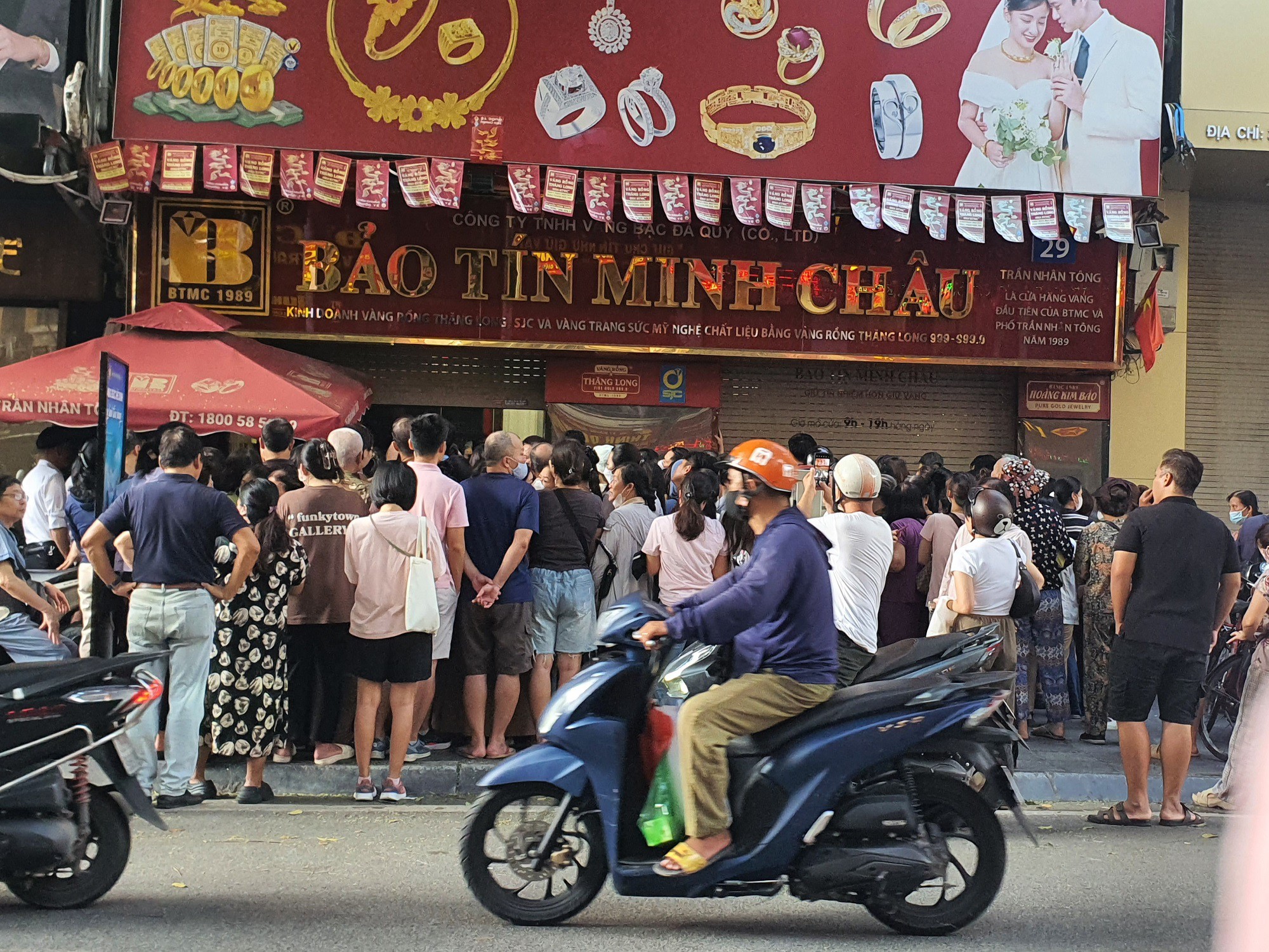 Theo quan sát của phóng viên, cảnh tượng chen chúc nhau chờ mua vàng chỉ diễn ra tại một vài cửa hàng kinh doanh vàng có thương hiệu lớn.