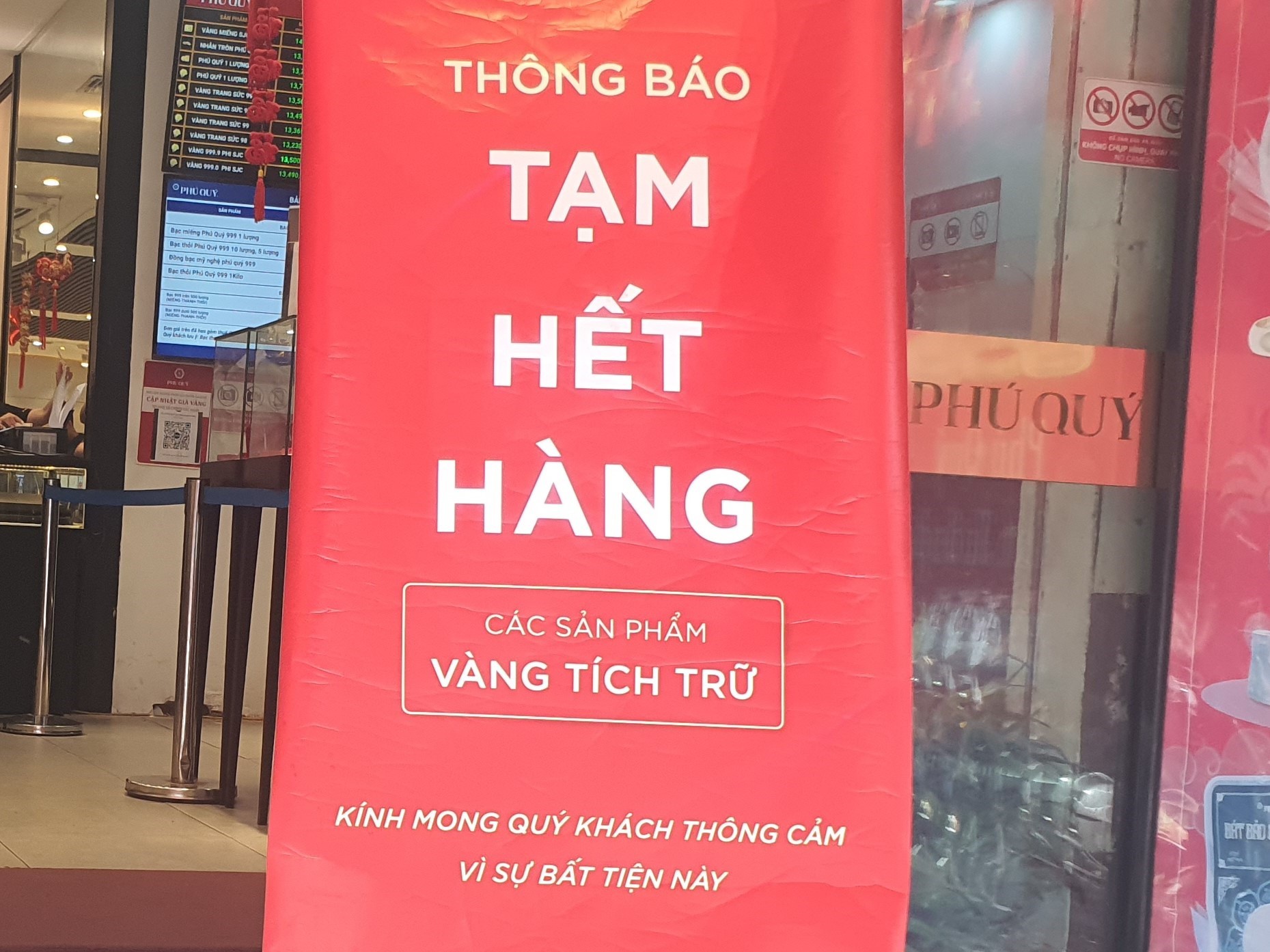 Phú Quý treo biển hết vàng tích trữ ngay từ khi mở cửa.