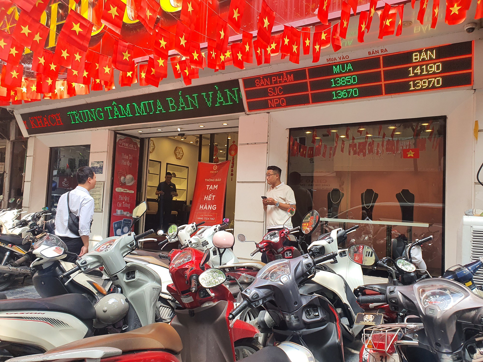 Mở cửa phiên giao dịch sáng 10/10/2025, giá vàng miếng SJC bất ngờ đảo chiều giảm xuống còn 139,9-141,9 triệu đồng/lượng (mua – bán), giảm 600 nghìn đồng/lượng ở cả hai chiều so với chốt phiên hôm qua. Cùng với đó, giá vàng nhẫn 1-5 chỉ của công ty SJC cũng được điều chỉnh giảm 600 nghìn đồng/lượng xuống còn 136,2-138,9 triệu đồng/lượng (mua – bán).