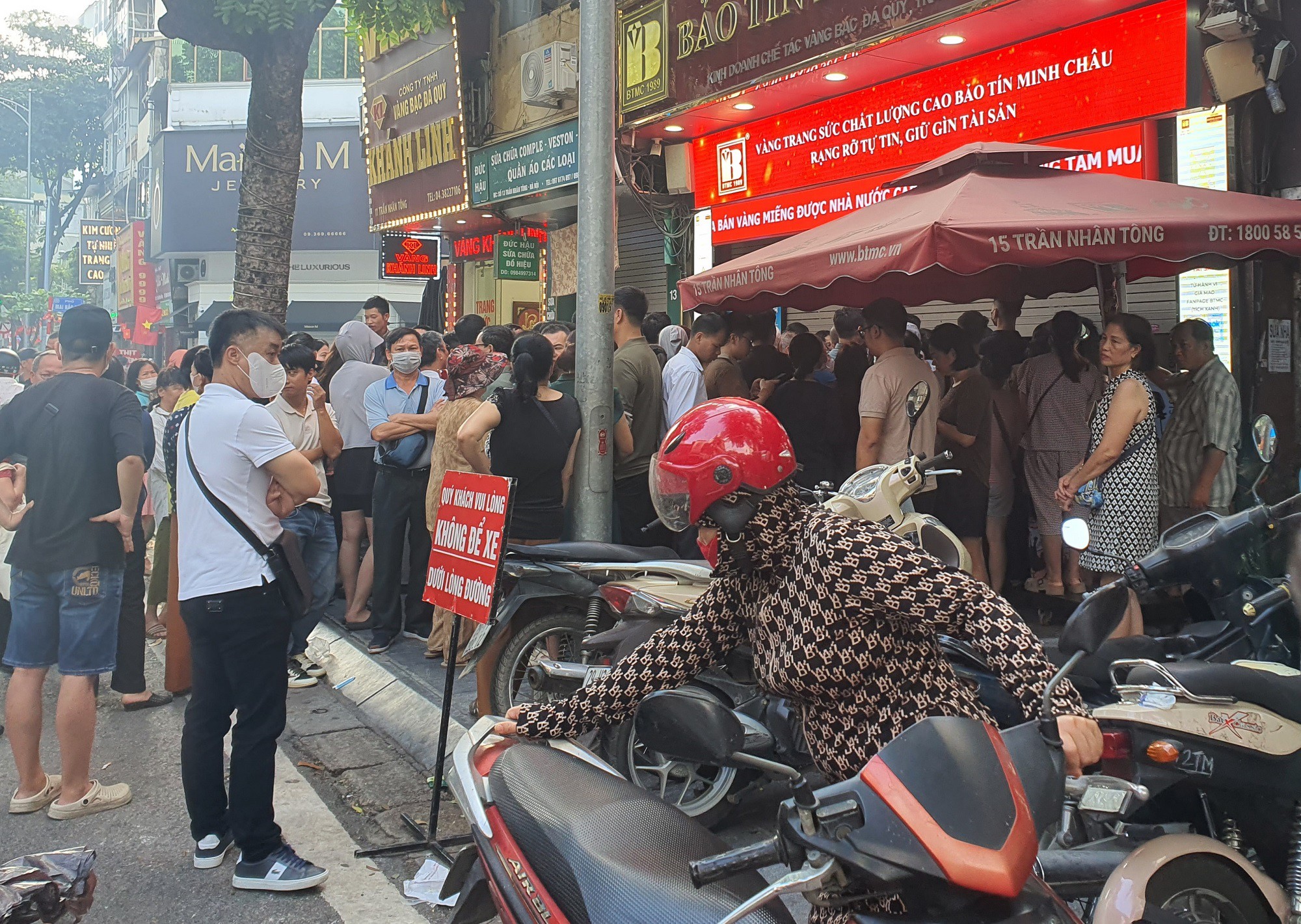 Vàng nhẫn Bảo Tín Minh Châu niêm yết ở mức 137,8-140,8 triệu đồng/lượng (mua bán), giảm 400 nghìn đồng/lượng ở cả hai chiều.
