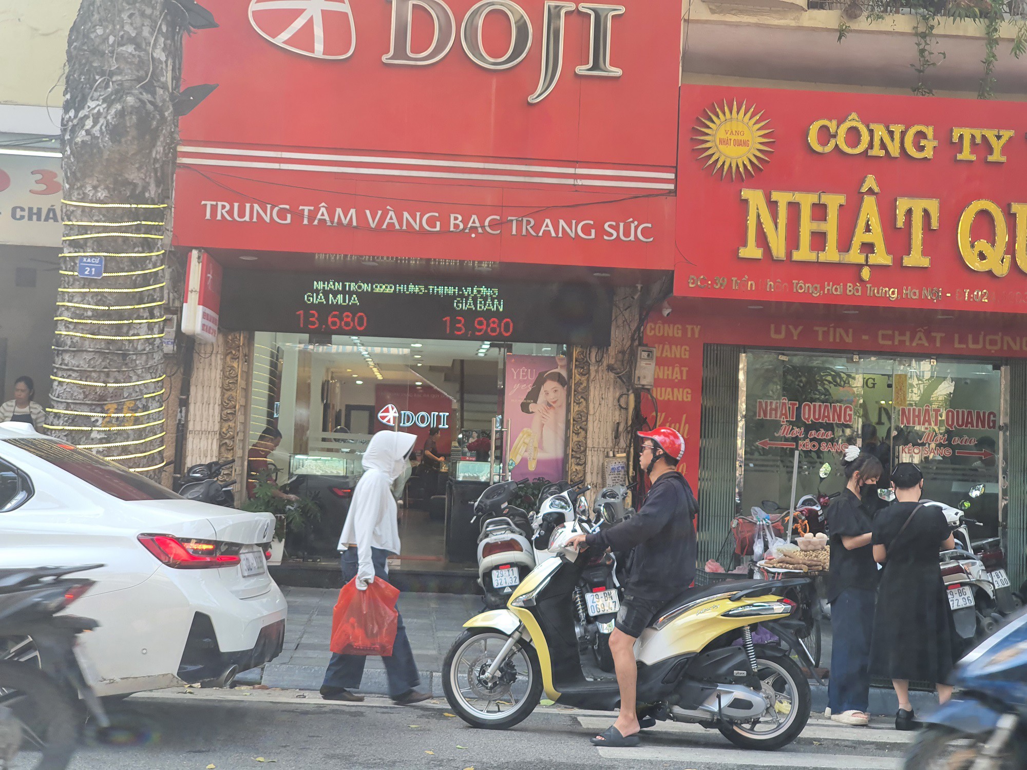 Doji niêm yết giá vàng nhẫn ở mức 136,8-139,8 triệu đồng/lượng (mua bán), giữ nguyên giá so với phiên liền trước.