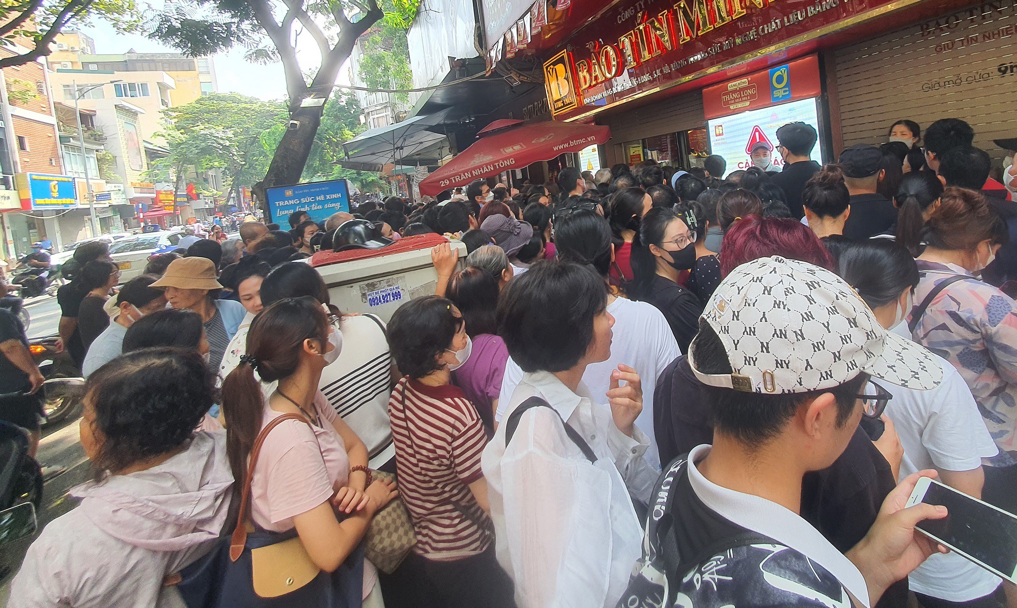 Bà Lựu (Hà Nội) cho biết, mình có mặt tại cửa hàng vàng từ 5 giờ 30 phút sáng nay. &nbsp;Mọi ngày trước, ai đến trước sẽ tự ghi tên vào giấy theo số thứ tự, chờ đến 8 giờ sáng nhân viên cửa hàng đến sẽ phát phiếu mua vàng của cửa hàng cho từng người theo tên trên giấy tự ghi. Vì vậy, bà cứ nghĩ rằng, đến sớm sẽ lấy được số trước.