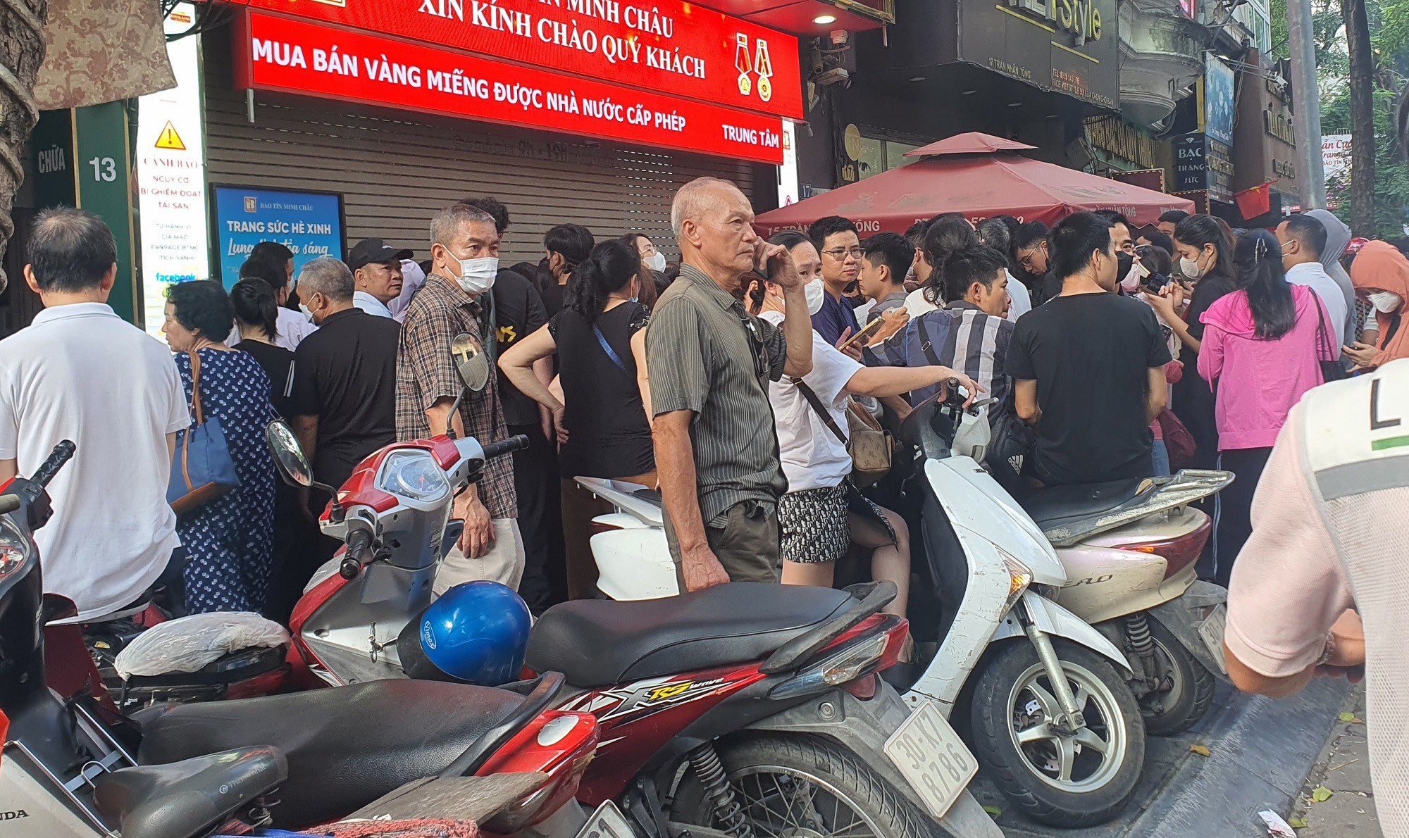 Ngày hôm nay, cửa hàng thay đổi hình thức, không tiếp nhận số thứ tự theo danh sách khách hàng tự ghi. Thay vào đó, khách hàng sẽ nhận số thứ tự trực tiếp theo hàng nhằm đảm bảo tính công bằng, minh bạch và trật tự.