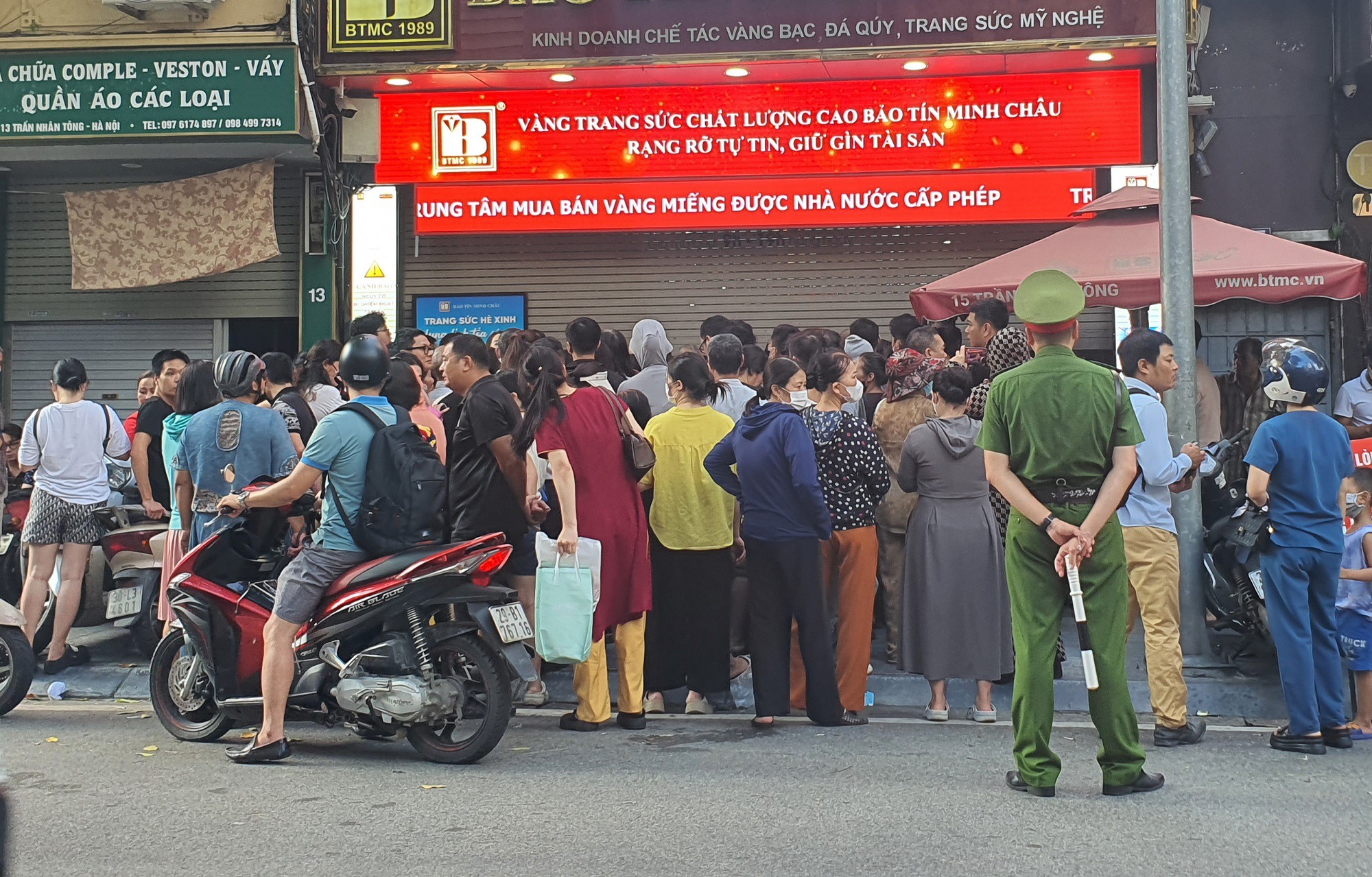 Tuy nhiên, người dân đến mua vàng lại không xếp hàng mà chen chúc, tranh nhau chỗ đứng khiến cảnh nhốn nháo, mất trật tự&nbsp;từ khi cửa hàng chưa mở cửa.