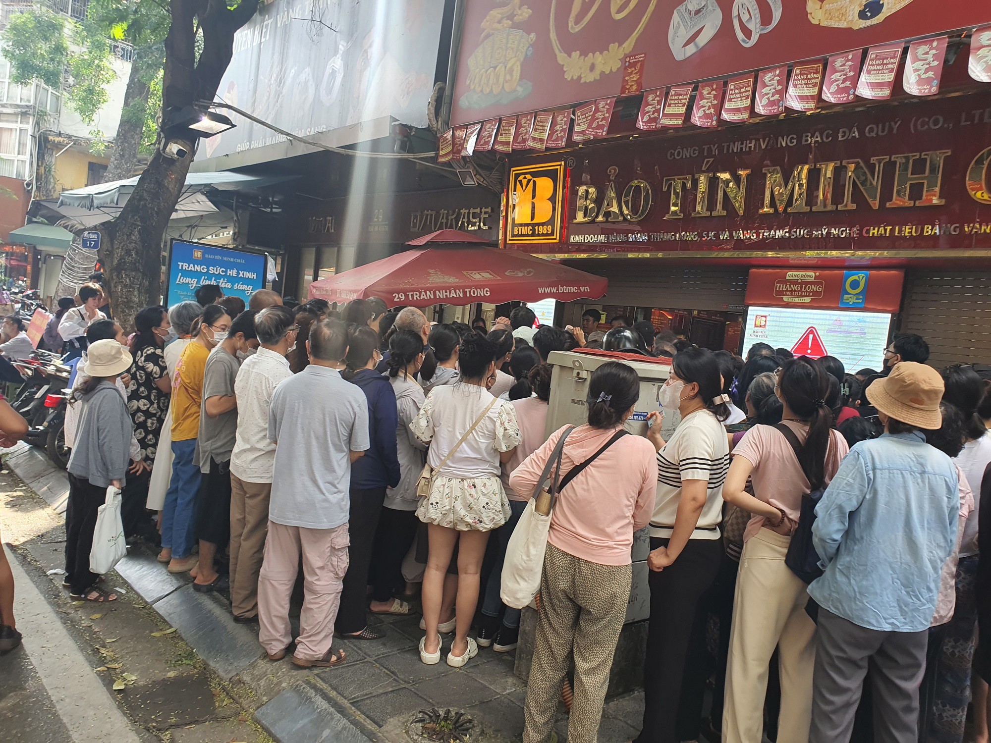 Đến 9 giờ sáng, cửa hàng vàng bắt đầu mở cửa, đám đông tiếp tục nhốn nháo, ồn ào khiến việc phát số và tiếp đón khách không thể thực hiện.