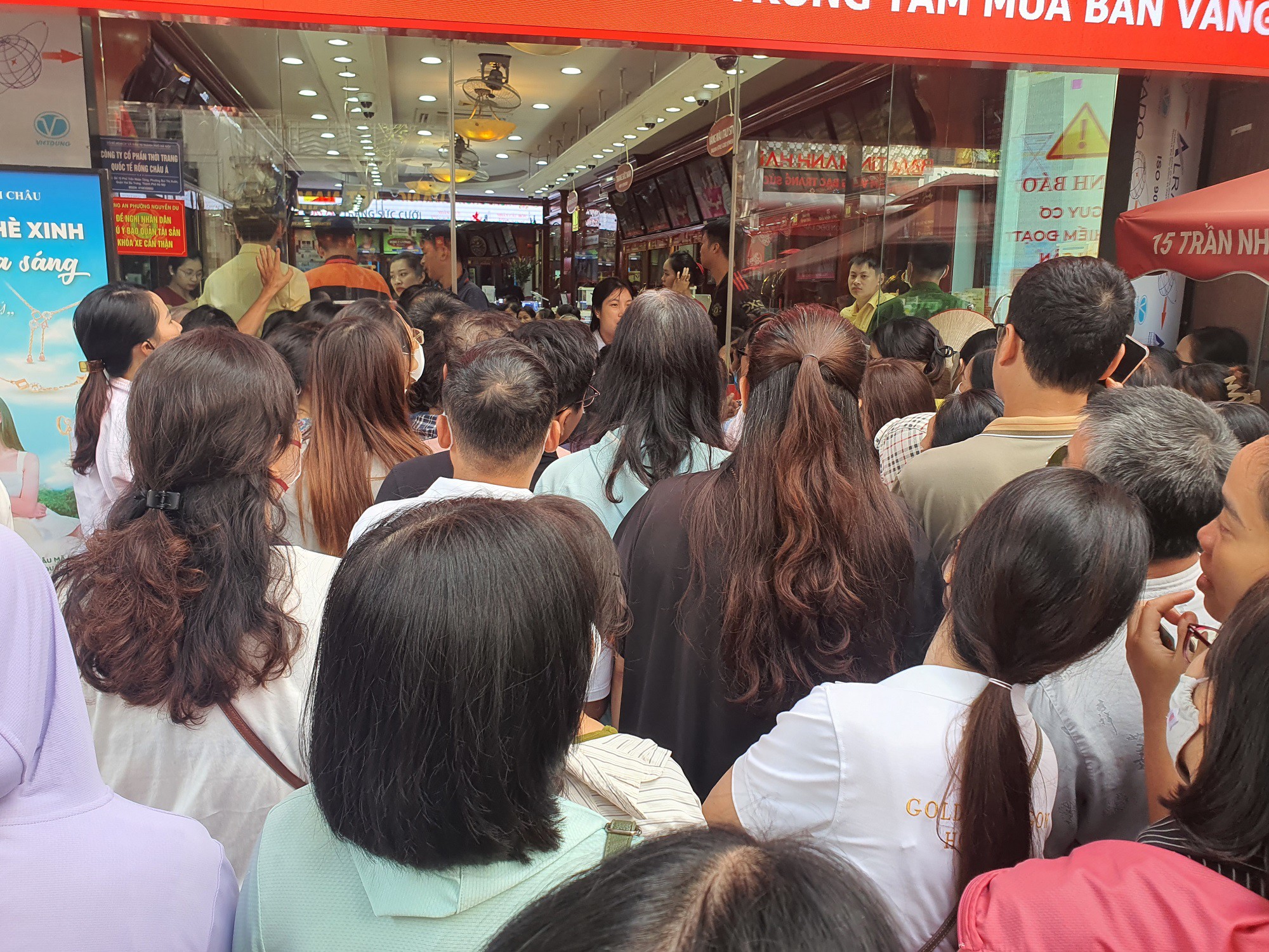 Mặc dù nhân viên cửa hàng&nbsp;dùng loa để thông báo, nhắc nhở mọi người xếp thành hàng trật tự nhưng không khả thi.