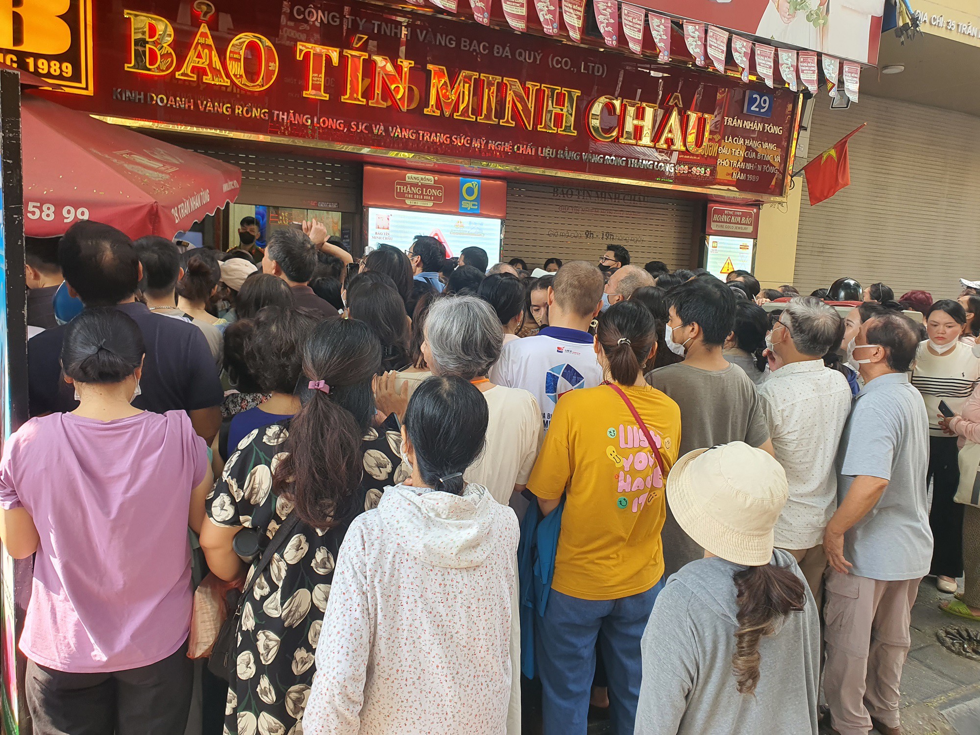 Đám đông vẫn không ngừng chen chúc và xô đẩy,&nbsp;không xếp thành hàng như quy định của cửa hàng.