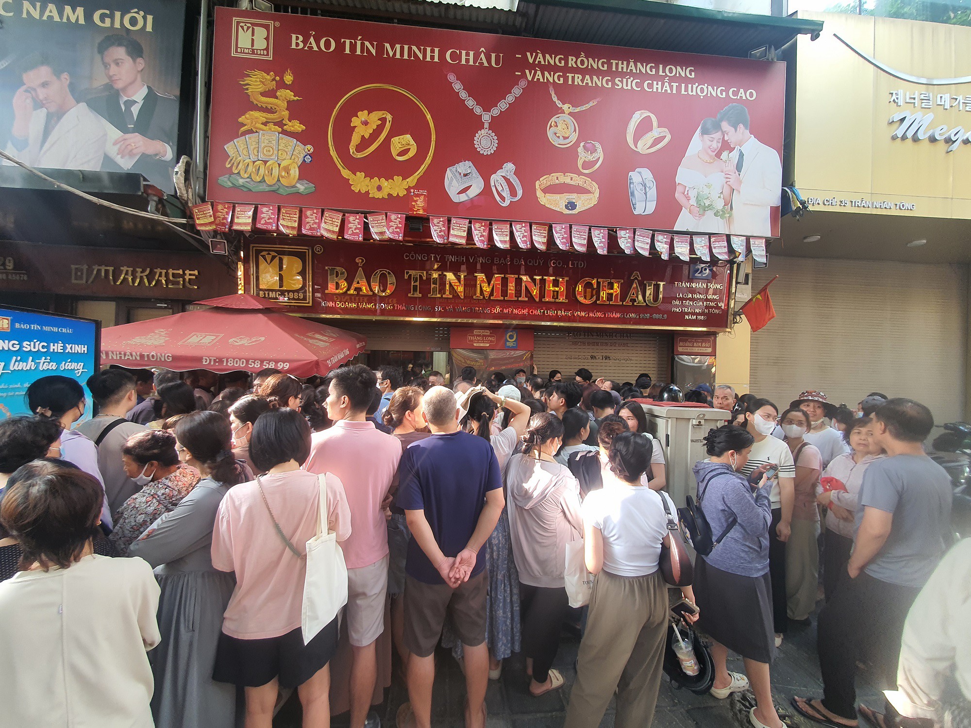 &nbsp;Đến 9h30 phút, loạt cửa hàng đóng cửa, ngừng giao dịch.