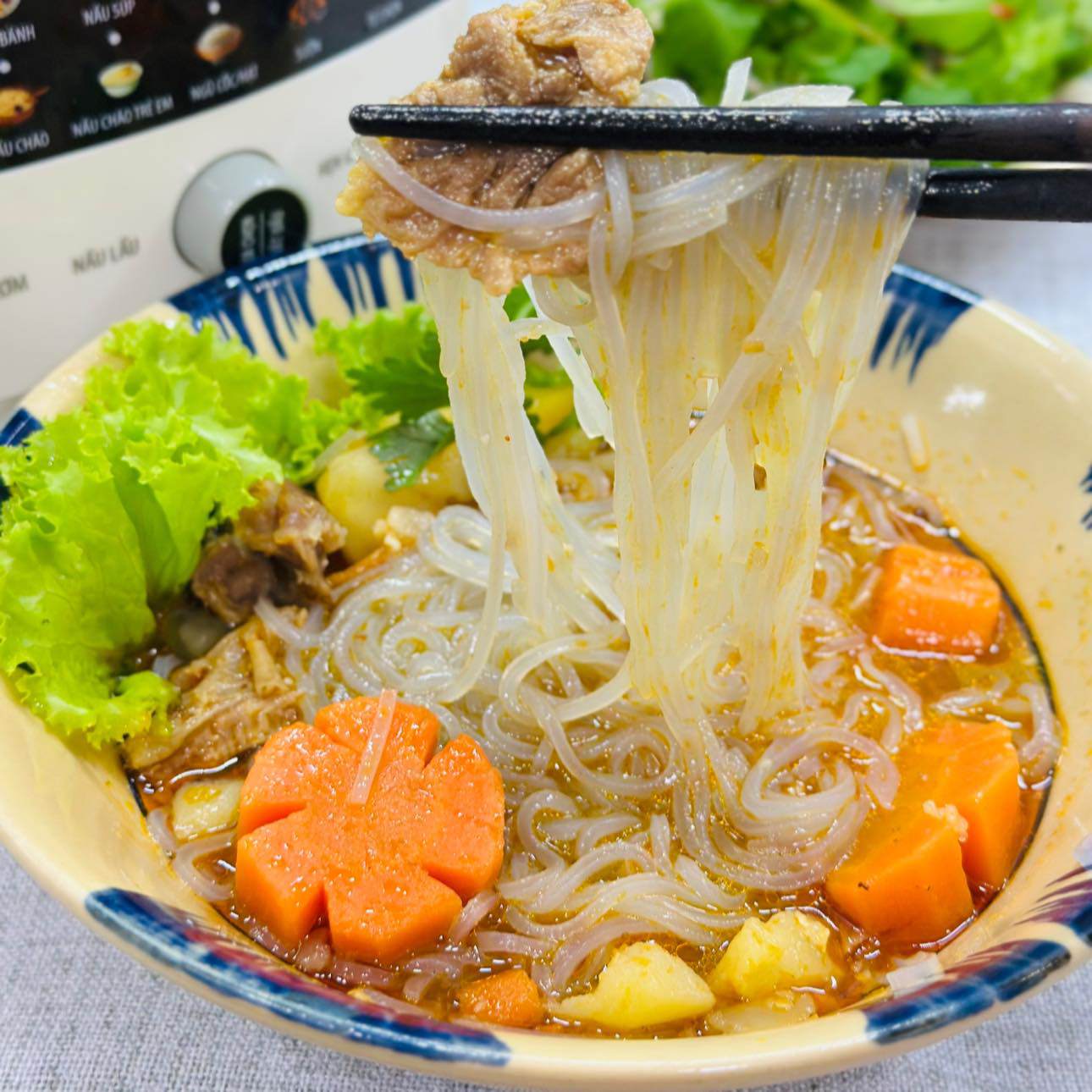 Nạm bò mềm, khoai cà rốt bùi ngọt, nước dùng đậm đà, chan cùng hủ tiếu siêu ngon!