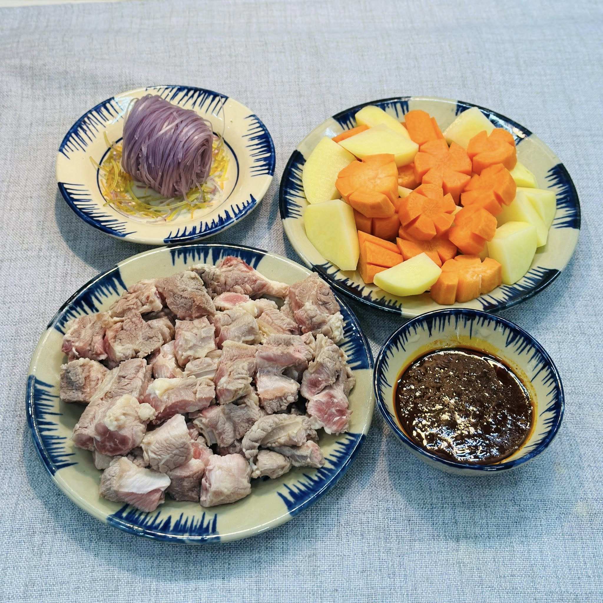 Nạm bò rửa sạch, cắt miếng vừa ăn. Khoai tây, cà rốt gọt vỏ, cắt khúc. Hủ tiếu khô ngâm cho mềm.