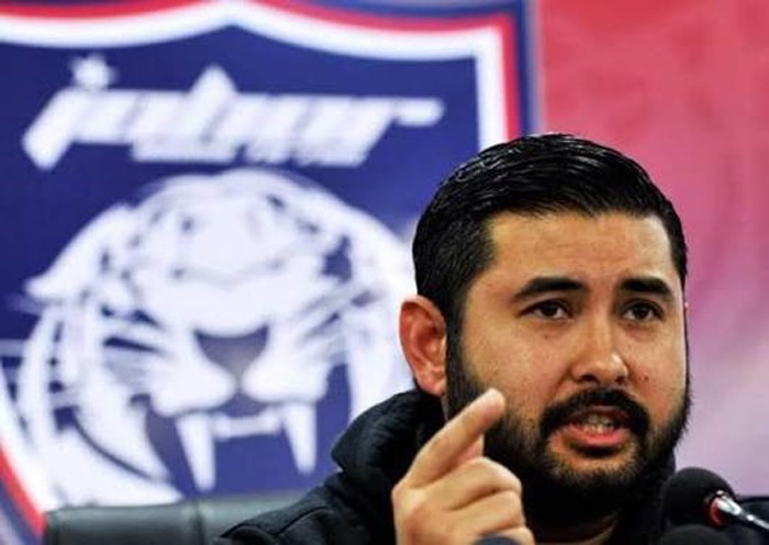 Thái tử Tunku Ismail luôn ấp ủ kế hoạch chiêu mộ cầu thủ ngoại để nâng tầm bóng đá Malaysia.