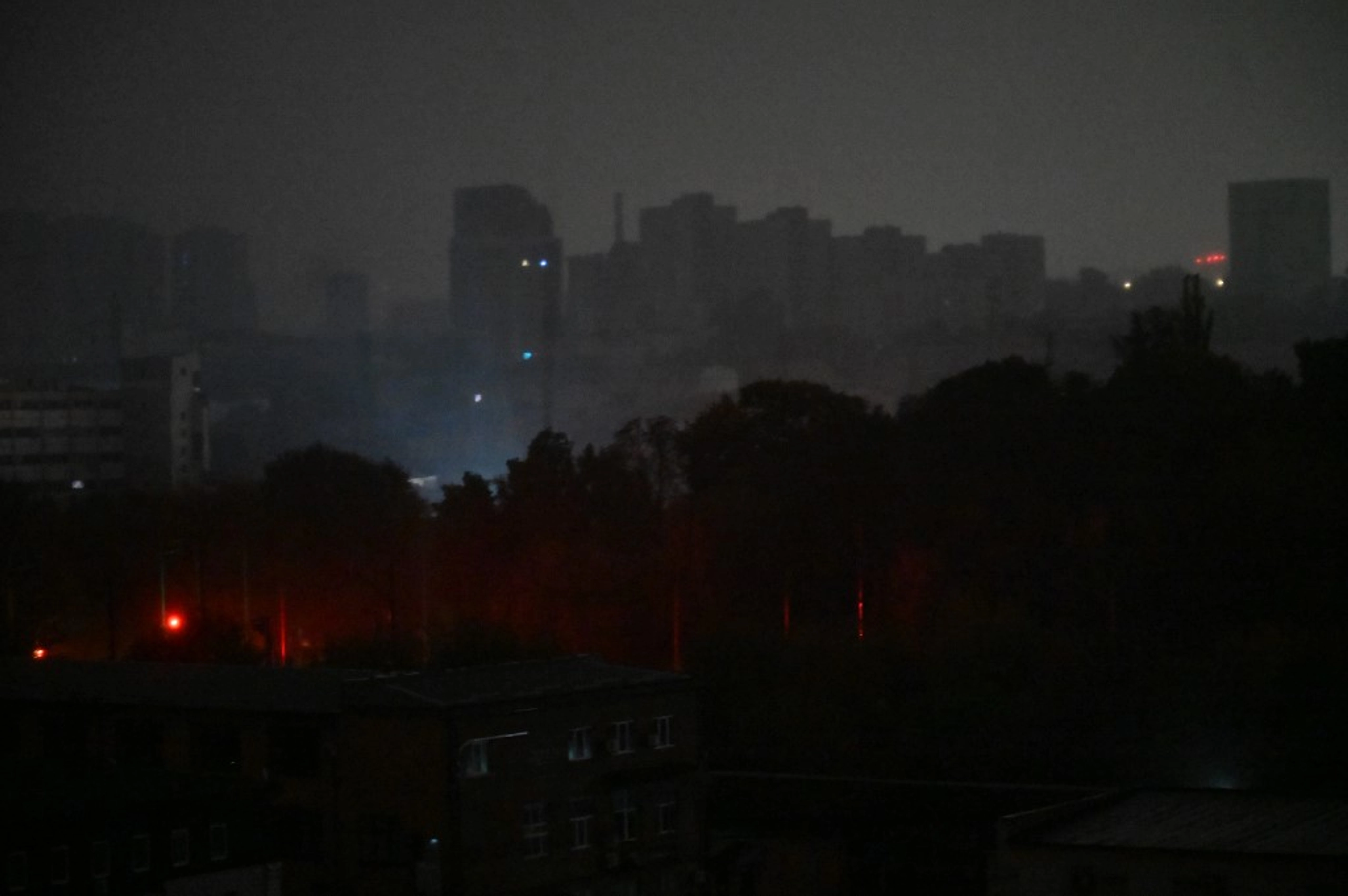 Một nửa thủ đô Kiev của Ukraine chìm trong bóng tối trong đợt tập kích của Nga vào rạng sáng ngày 10/10. Ảnh: AFP.