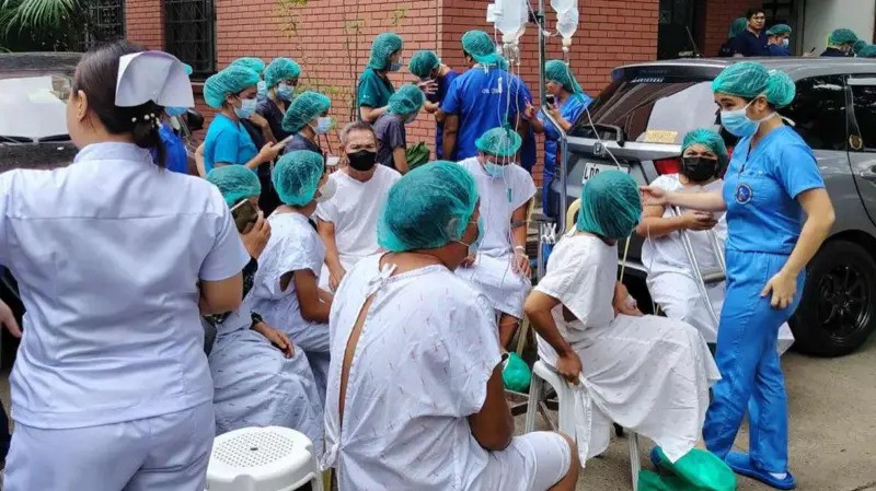 Y bác sĩ và bệnh nhân bỏ chạy ra ngoài vì động đất mạnh ở Davao, Philippines ngày 10/10.Ảnh: PTV Davao 