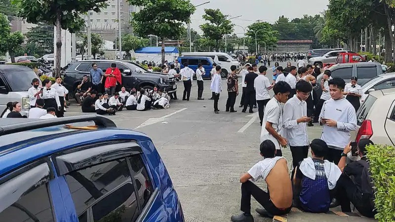 Người dân tập trung ở ngoài đường sau động đất. Ảnh: Getty