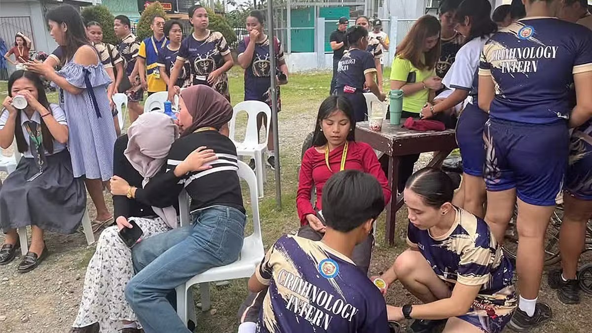 Học sinh ở Philippines bỏ chạy ra ngoài vì động đất mạnh. Ảnh: AFP