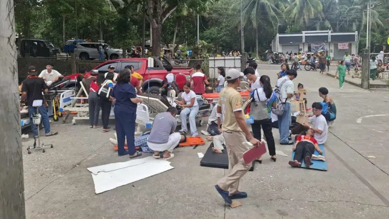 Những người bị ngất xỉu và bị thương được hỗ trợ sau trận động đất. Ảnh: Bureau of Fire Protection