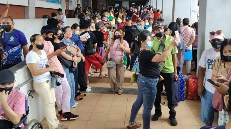 Cảnh lộn xộn bên trong một bệnh viện ở tỉnh Davao Oriental khi động đất xảy ra. Ảnh: PTV Davao