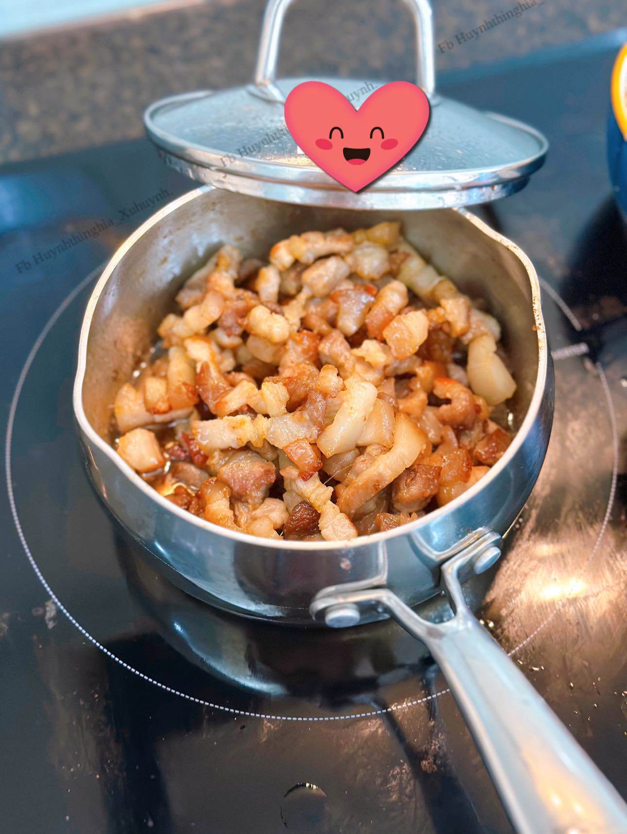 Thịt ba chỉ thái miếng nhỏ vừa ăn. Làm nóng chảo, cho thịt vào chiên đến khi cháy xém mặt. Vớt thịt ra để riêng, nếu có nhiều mỡ thì trút bớt ra để xào nấu cho món khác.
