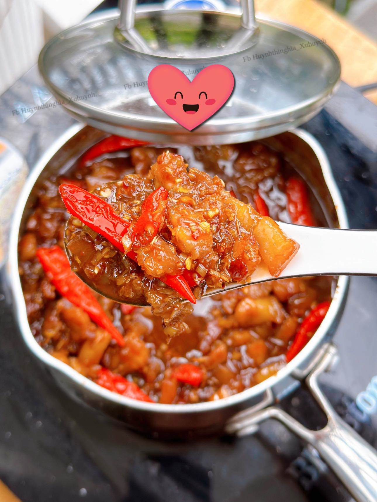Cho sả, hành và tỏi băm vào phi thơm,&nbsp;tiếp tục cho ớt vào đảo đều rồi&nbsp;cho mắm ruốc, đường và nước lọc vào đảo đều. Đun đến khi sốt sệt sệt lại thì cho thịt vào đảo đều rồi tắt bếp.