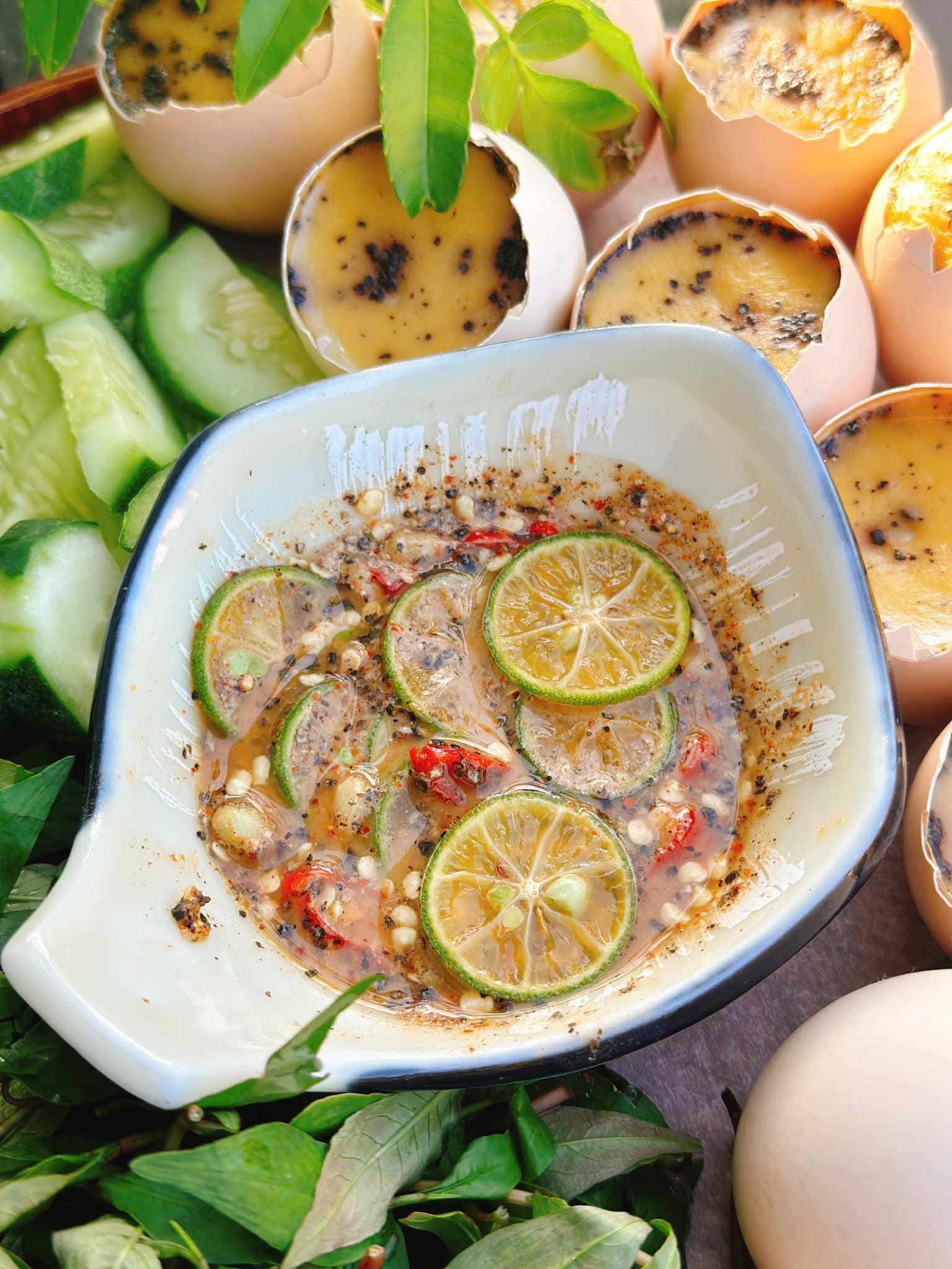 Pha muối chấm theo công thức: 2 thìa canh muối hảo hảo + 3 quả quất + hạt tiêu, ớt và quất thái mỏng.