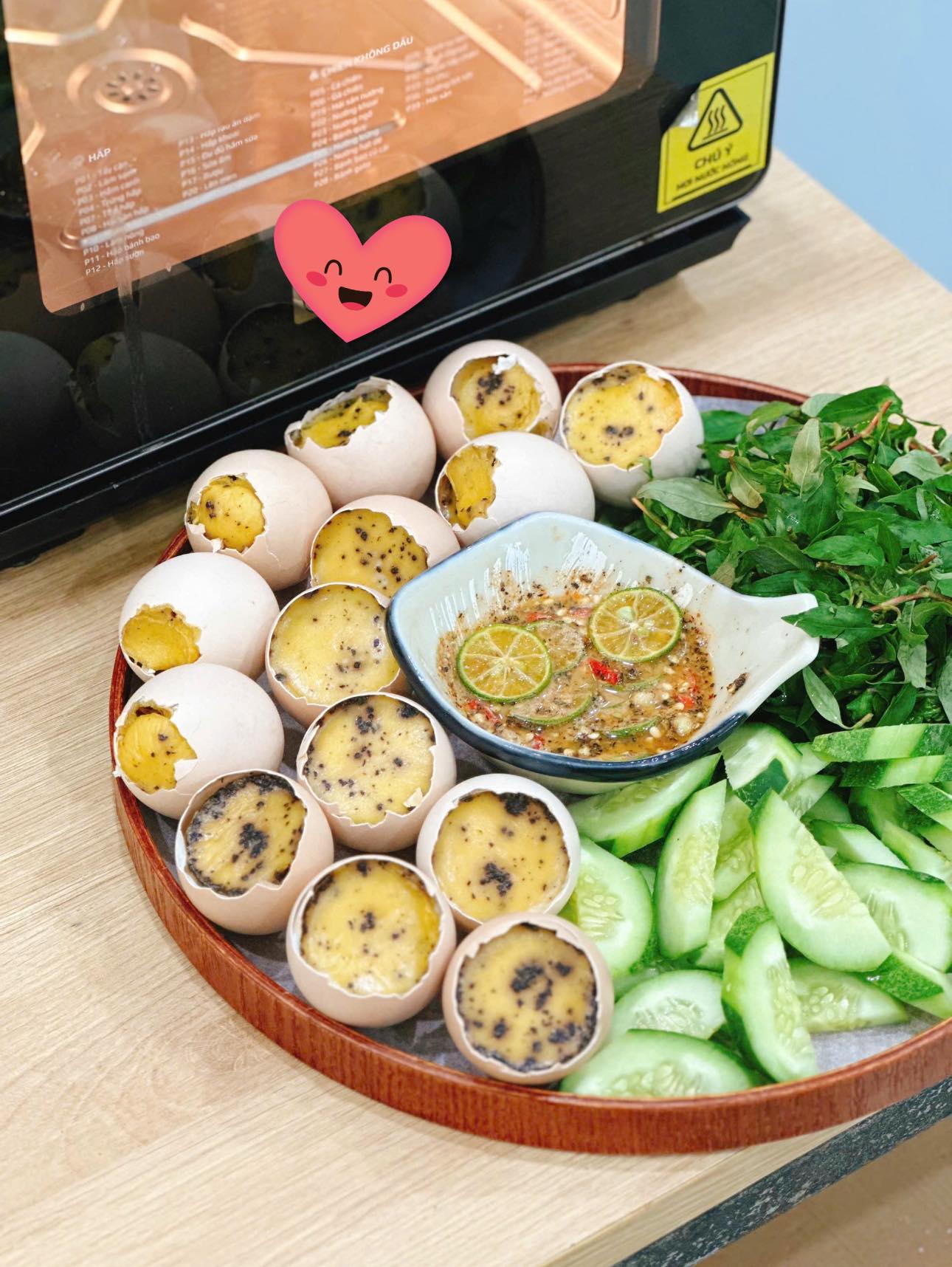 Có thể nướng trên bếp than. Trứng chín thơm ngon, hấp dẫn.
