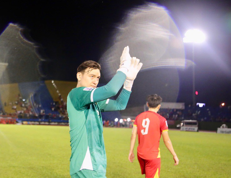 Văn Lâm liên tiếp mắc lỗi.