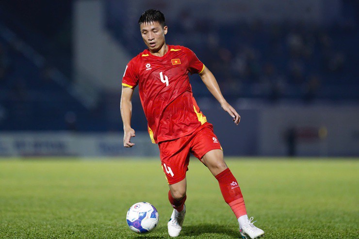 Hàng thủ Việt Nam quá “nhỏ”.