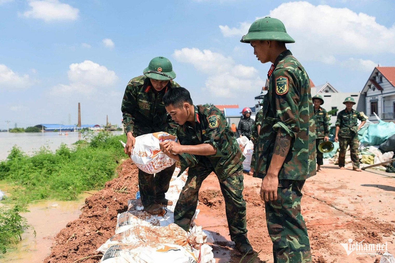 Giữa trưa nắng, lực lượng quân đội vẫn nỗ lực đắp đê.