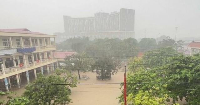 Học sinh tiểu học 10 ngày chưa thể đến lớp vì ngập lụt